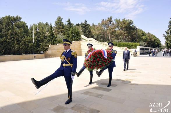 Патрушев почтил память героев, погибших за Карабах