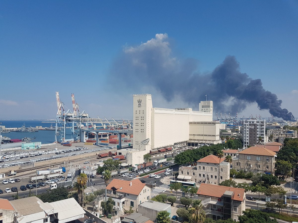 В израильском порту горит масляной завод