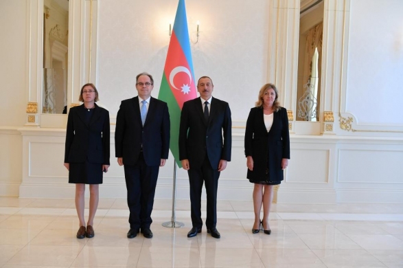 Президент Ильхам Алиев принял верительные грамоты послов Латвии и Великобритании