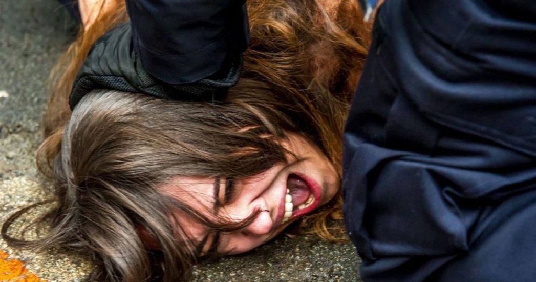 Bakıda metronun qarşısında qadına qarşı vəhşilik - POLIS ARAŞDIRMA APARIR 