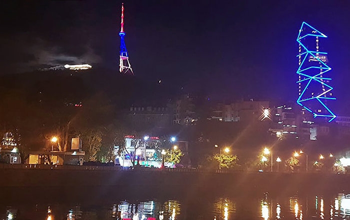 Телевышку в Тбилиси окрасили в цвета армянского флага
