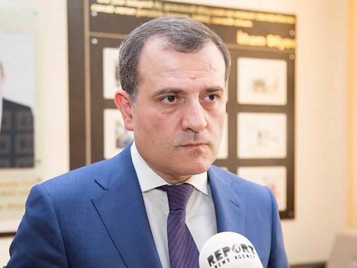 Директор школы в Баку уволен за незаконный сбор денег