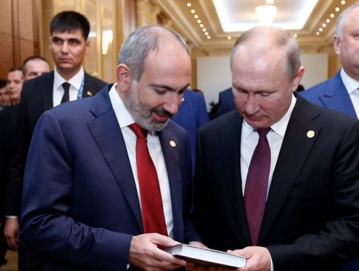 Пашинян подарил Путину книгу о Карабахе