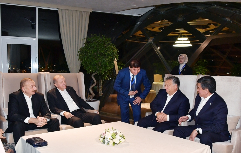 Prezident İlham Əliyev dövlət və hökumət başçıları ilə birgə şam edib - FOTO