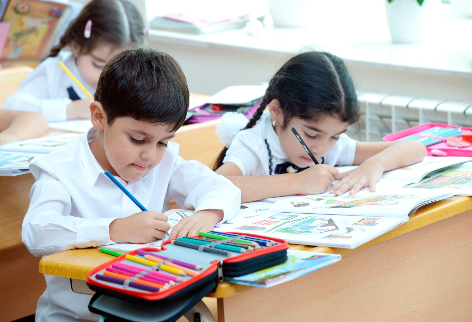 В Азербайджане завершен срок приема учеников в I классы