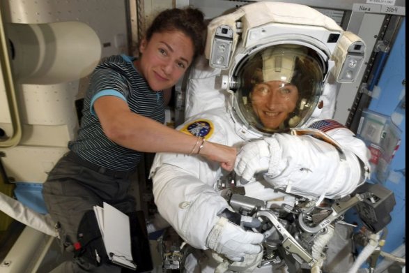 Впервые в истории: две женщины вышли в открытый космос