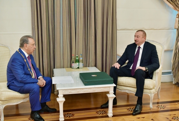 Ильхам Алиев принял и наградил Рамиза Мехтиева 