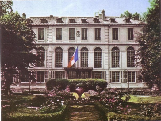 Во Франции напали на армянский колледж