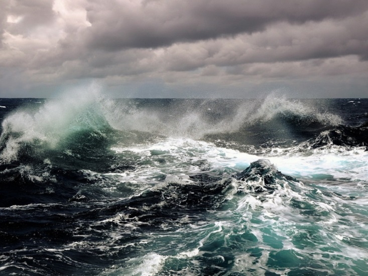 Минэкологии предупреждает о гигантских волнах на Каспии
