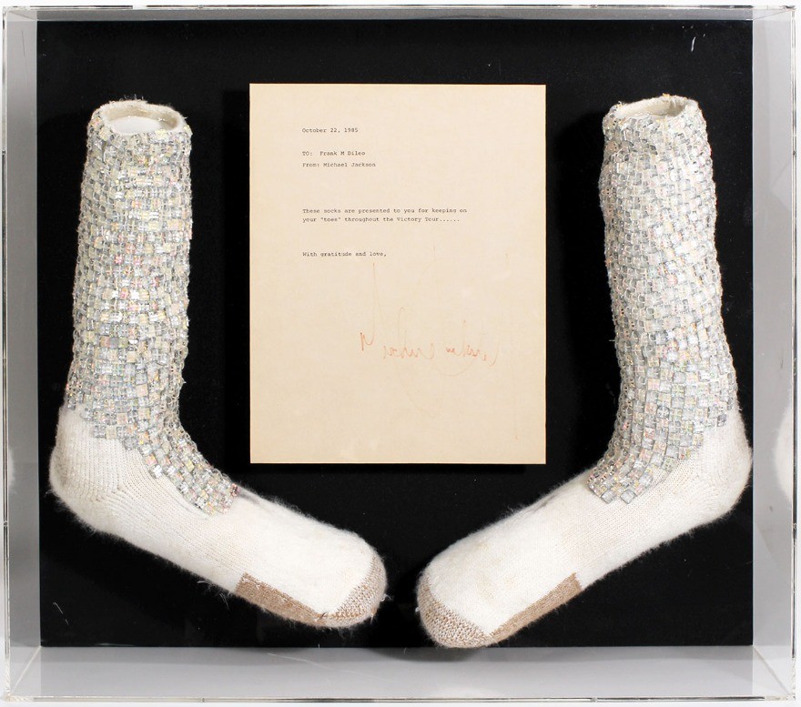 Носки Майкла Джексона могут уйти с молотка за миллион долларов