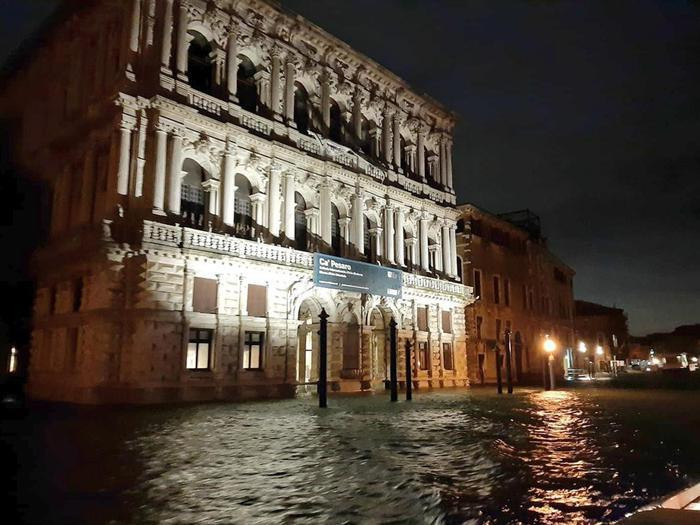 Венецию затопило после проливных дождей - ФОТО