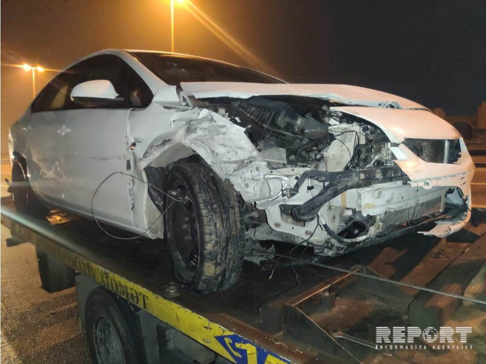 В Баку автомобиль врезался в железное ограждение
