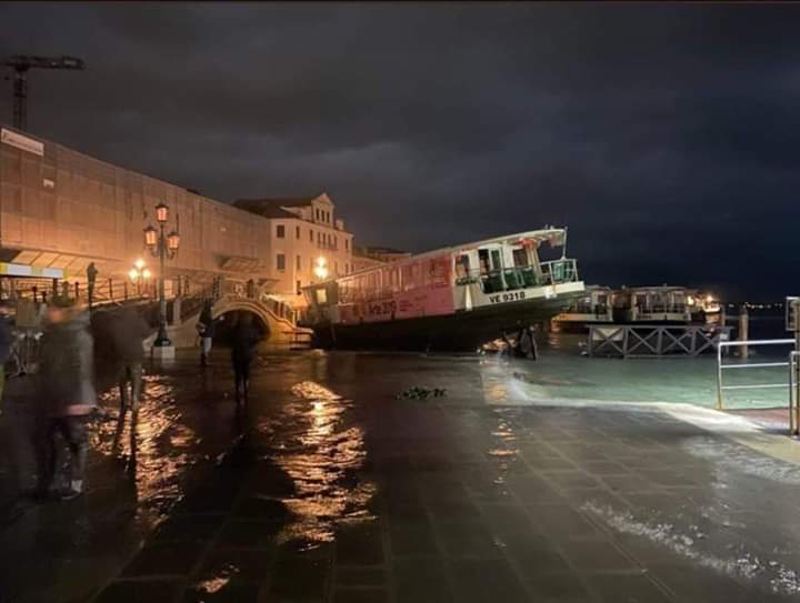 Venesiyada əlverişsiz hava şəraitinə görə 2 nəfər ölüb