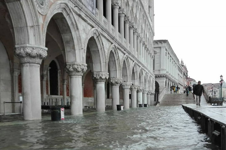 Власти Венеции обратились к мировой общественнести