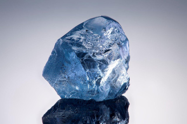 Редкий голубой алмаз продали почти за 15 млн долларов