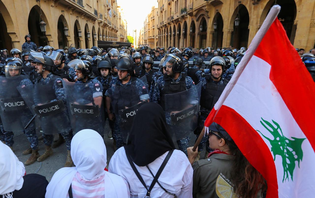 В Ливане демонстранты заблокировали здание парламента