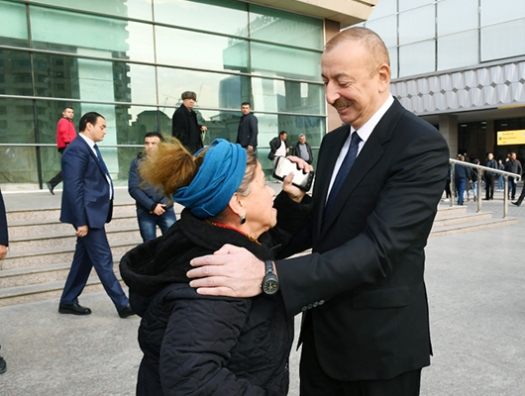Самая Мамедова подошла к Ильхаму Алиеву: 