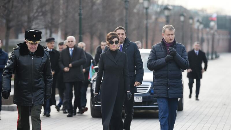 Mehriban Əliyeva Moskvada naməlum əsgərin məzarını ziyarət etdi - FOTO