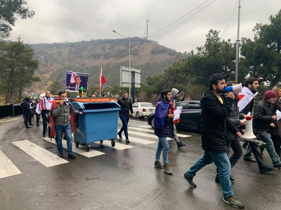 В Тбилиси проведена акция протеста против председателя правящей партии Грузии