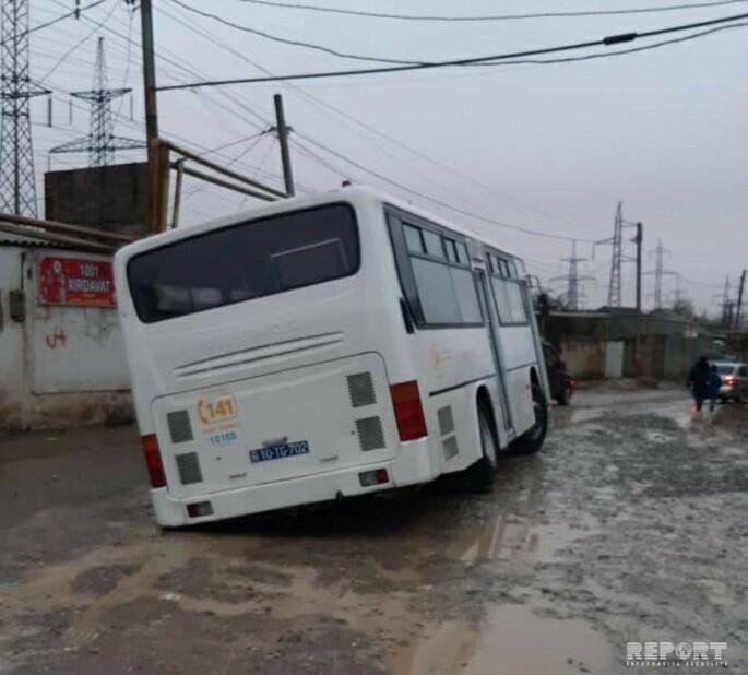 Xırdalanda avtobus yeni qazılmış yolda batdı - FOTO