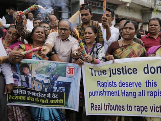 В Индии четырех подозреваемых застрелили на следственном эксперименте