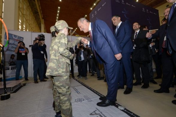 Турецкий министр поцеловал руку дочери азербайджанского шехида