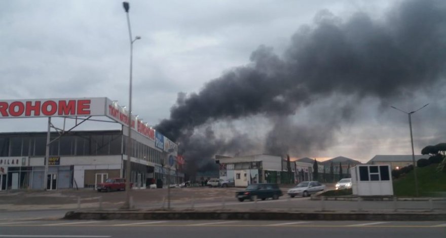 На горящий рынок стройматериалов в Баку выехало четыре бригады скорой помощи 