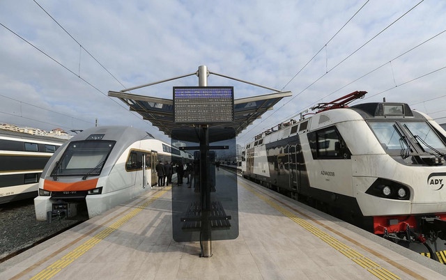 В Баку доставили новые двухэтажные поезда