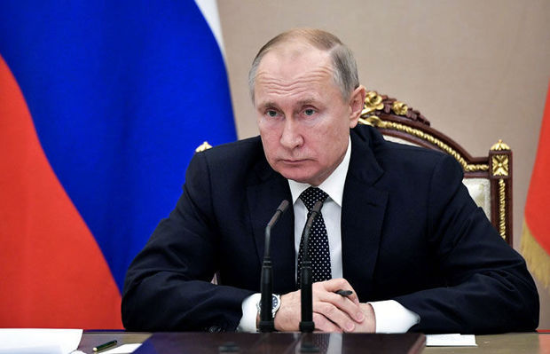 Putin altı nəfərin müşayiəti ilə tualetə getdi - VİDEO