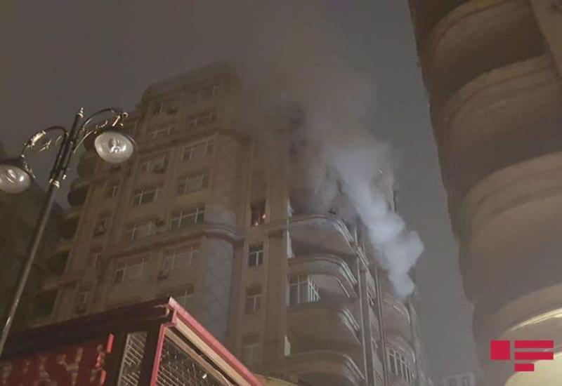 Пожар в 18-этажке в Баку, жильцы эвакуированы