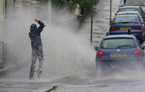 Дорожная полиция предупредила водителей и пешеходов в связи с дождливой погодой