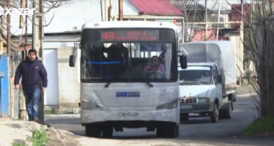 Поступок водителя бакинского автобуса взорвал соцсети. Он вернул пассажирке сумочку с крупной суммой - ВИДЕО