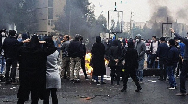 İranda 1 milyondan çox insan etiraza qalxdı