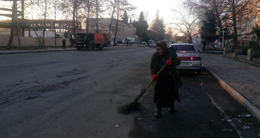 Микроавтобус сбил насмерть уборщицу в центре Азербайджана