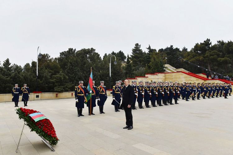 Президент Азербайджана посетил Аллею шехидов