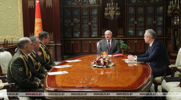 Лукашенко сменил военное руководство Беларуси: «Время непростое»