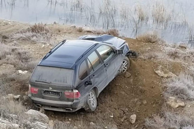 ДТП в Баку: BMW X5 оказался в кювете - ВИДЕО