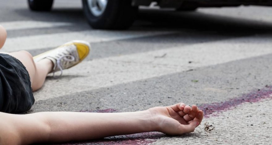 В Хырдалане автомобиль сбил двух девочек: одна из пострадавших впала в кому