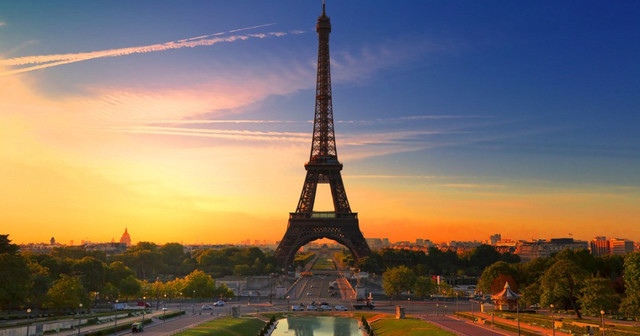 В Париже закрыли Эйфелеву башню