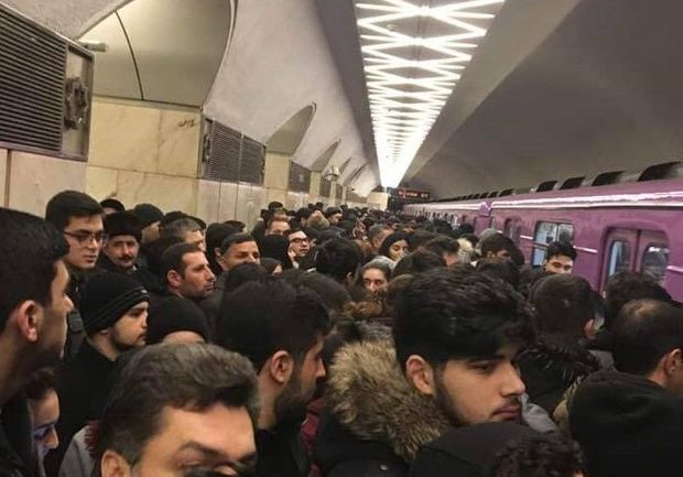 Проблема в Бакинском метро: пассажир остановил поезд