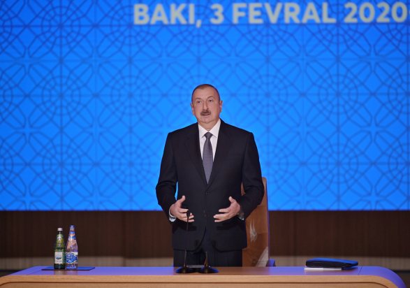 Ильхам Алиев: “Чиновники бросаются за своей долей и хотят что-то урвать”