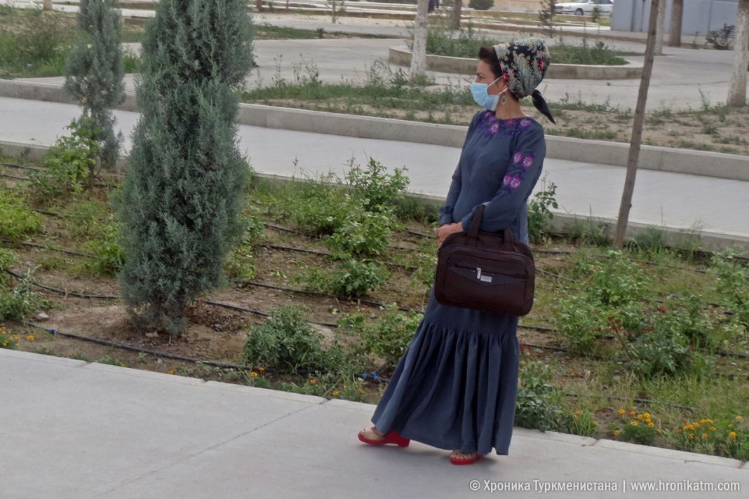 В Туркменистане оштрафовали женщину за ношение медицинской маски