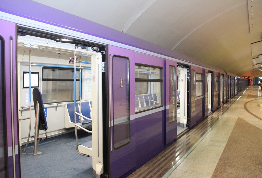 На трех станциях Бакинского метро прекращено движение