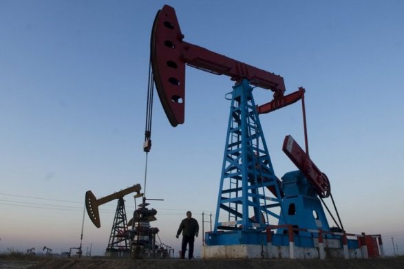 Нефть снова дорожает после падения