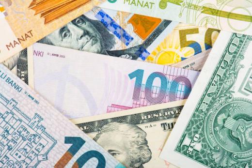 Манат укрепился к евро и рублю, стабилен к доллару