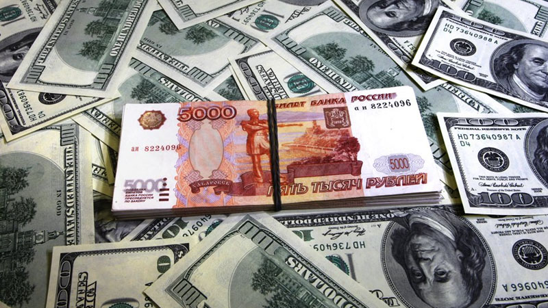 Rubl sürətlə ucuzlaşır, dollar 72 rubla qalxdı
