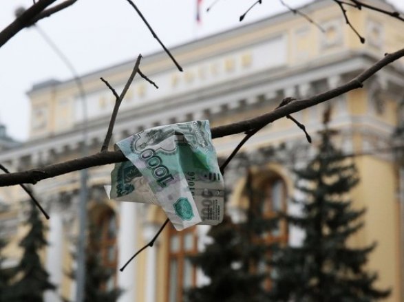 Обвал рубля: Банк России приостановил покупку валюты