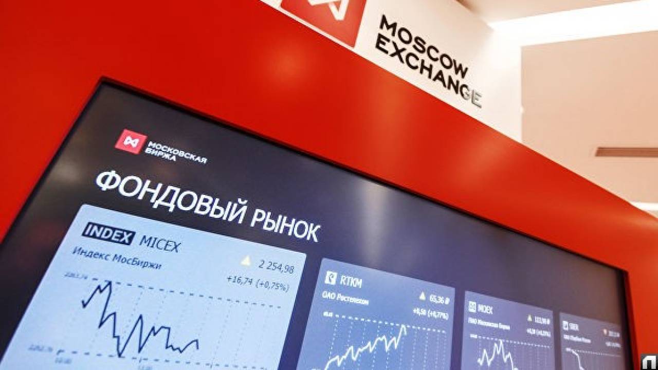 Российский рынок акций начал торги обрушением индексов