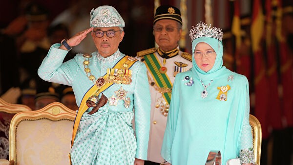 Король и королева Малайзии ушли на карантин
