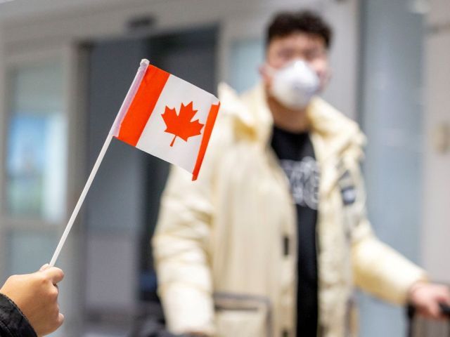 В Канаде за сутки выявили более 800 случаев заражения коронавирусом